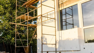 O  nouă modalitate de furt în București. Un bărbat s-a urcat pe o schelă metalică și a sustras bunuri de valoare din casa unei femei