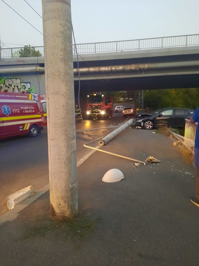  În dreapta tot cu un minor, "șoferul" s-a izbit frontal de un stâlp
