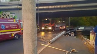  &Icirc;n dreapta tot cu un minor, "șoferul" s-a izbit frontal de un st&acirc;lp