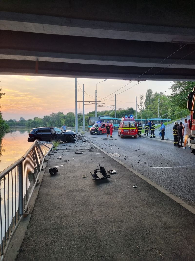  În dreapta tot cu un minor, "șoferul" s-a izbit frontal de un stâlp