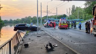  &Icirc;n dreapta tot cu un minor, "șoferul" s-a izbit frontal de un st&acirc;lp