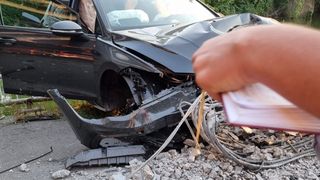 VIDEO/ FOTO- Accident produs de un "șofer" minor. În dreapta tot cu un minor, "șoferul" s-a izbit frontal de un stâlp