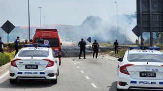 VIDEO. Un avion privat s-a prăbușit pe o șosea plină de mașini. Cel puțin 10 morți