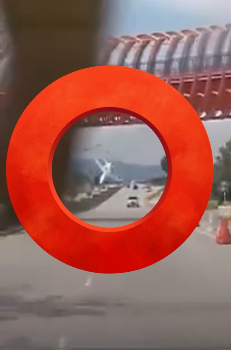 VIDEO. Un avion privat s-a prăbușit pe o șosea plină de mașini