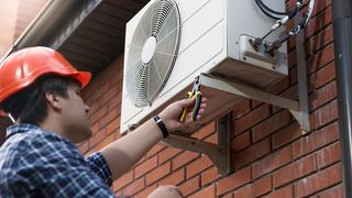 Nu mai arunca apa care curge de la aparatul de aer condiționat! Iată cum o poți folosi