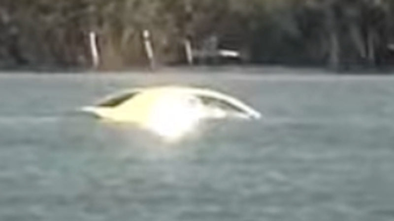 În urma neatenției unei șoferițe, mașina sa a ajuns în mijlocul unui lac din Constanța, după ce a uitat să tragă frâna de mână