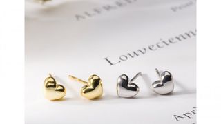 O ținută strălucitoare este pusă &icirc;n valoare de cercei de argint