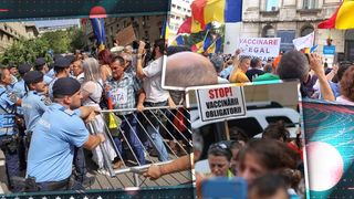 Sancțiuni aplicate de jandarmi, după protestul anti-vacciniștilor de la Ministerul Sănătăţii/ Alexandru Rafila: ”Suntem la multe dintre vaccinuri pe ultimul loc în Europa”