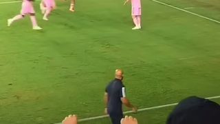 Cum a reacționat bodyguardul lui Messi c&acirc;nd un suporter a vrut să-l pozeze pe superstar