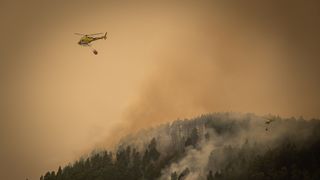Sute de pompieri se luptă cu flăcările &icirc;n Tenerife