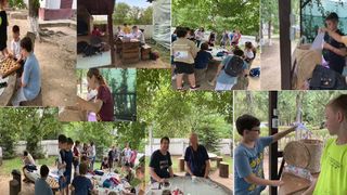 În fiecare zi începând cu ora 8:30 elevii au trei ședințe de matematică în fiecare zi cu profesori diferiți