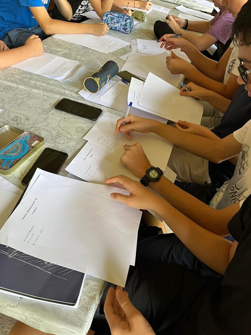 În această Tabără de Matematică de la Huși au fost selectați 60 elevi din 163 elevi înscriși din peste 20 de județe ale țării.