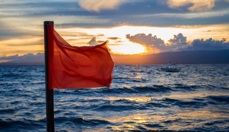 Raed Arafat vrea sancțiuni aspre pentru turiștii care ignoră steagul roșu și intră în mare: „E anormal ca în fiecare an să pierdem oameni la mare pentru că nu respectă recomandările salvamarului”