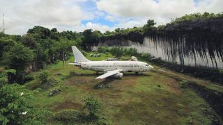 VIDEO- Nu unul, ci mai multe avioane abandonate &icirc;n Bali. Ultima descoperire, un Boening 737. Misterul care &icirc;nvăluie avionul este cercetat de autorități
