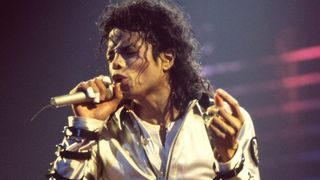 Două persoane susțin că au fost abuzate sexual  de Michael Jackson c&acirc;nd erau mici. Va fi reluat procesul