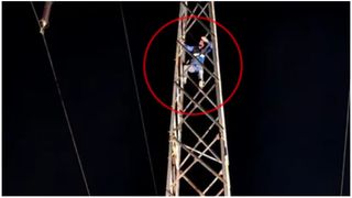 Un bărbat, urcat pe un st&acirc;lp de &icirc;naltă tensiune, a fost convins să coboare după 60 de ore! El era supărat pentru că l-ar fi părăsit iubita