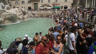 Turistă filmată &icirc;n timp ce face un gest revoltător la celebra Fontana di Trevi din Roma. Ce amendă riscă