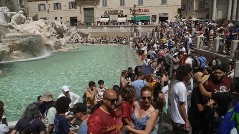 Turistă filmată în timp ce face un gest revoltător la celebra Fontana di Trevi din Roma. Ce amendă riscă