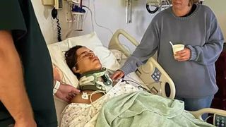 FOTO - Un star de pe TikTok a fost la un pas de moarte după ce a căzut de pe o stâncă de 80 de metri pe roci cu lavă încinsă