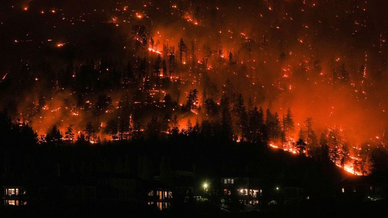 Canada, înghițită de incendiile devastatoare: „E ca un cimitir aici. Copacii sunt negri”