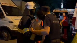 O mamă și-a aruncat copiii pe geamul unui hotel din Botoșani și a amenințat că se sinucide: &bdquo;Nu am vrut să le fac rău&rdquo;