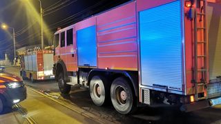 Accident grav în Ploiești. Doi tineri au sfârșit arși de vii, după ce mașina în care se aflau s-a izbit de un stâlp și a luat foc