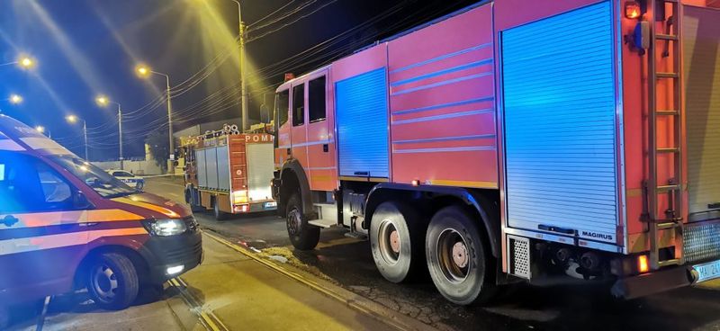 Accident grav în Ploiești. Doi tineri au sfârșit arși de vii, după ce mașina în care se aflau s-a izbit de un stâlp și a luat foc