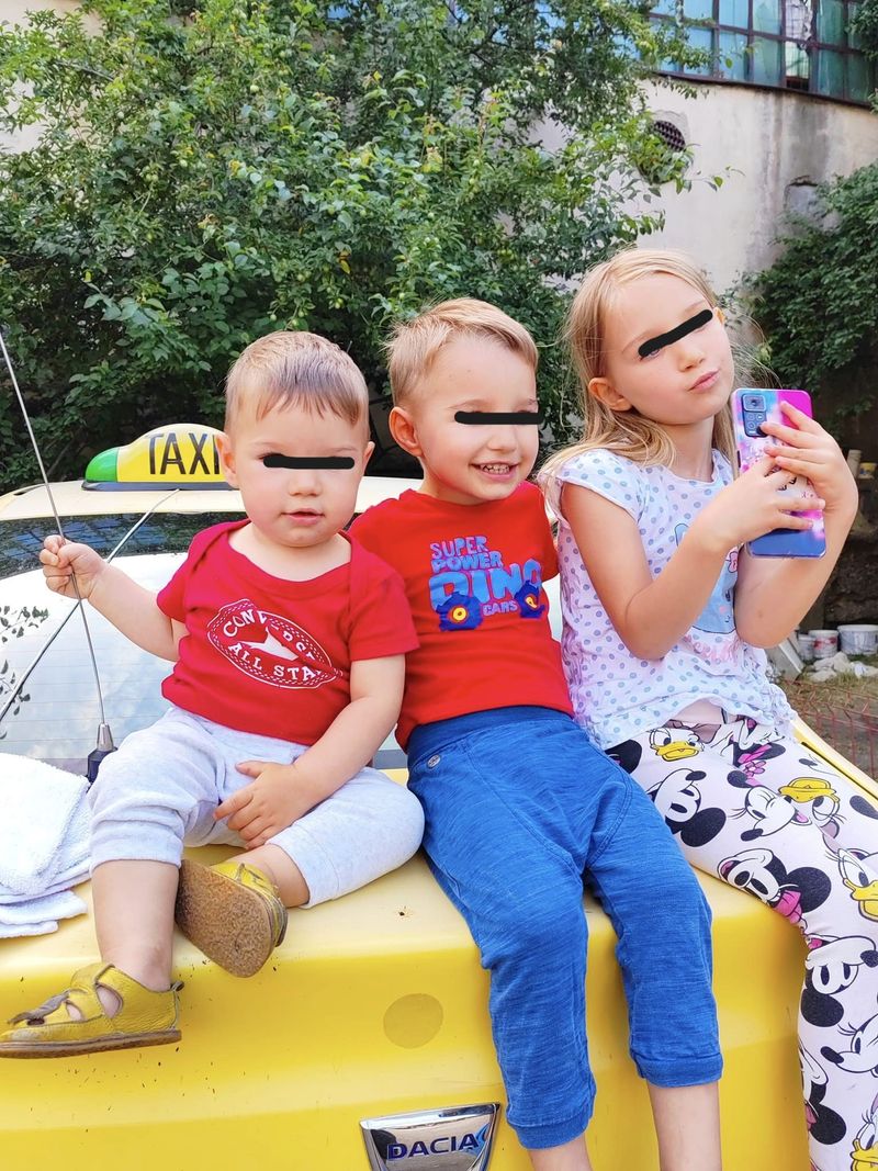 Alexandra mai avea acasă trei copii cu vârste cuprinse între 1 și 4 ani.