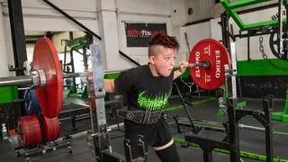 El este cel mai puternic copil de 10 ani din lume. Poate ridica greutatea unui frigider și măn&acirc;ncă 3.000 calorii pe zi