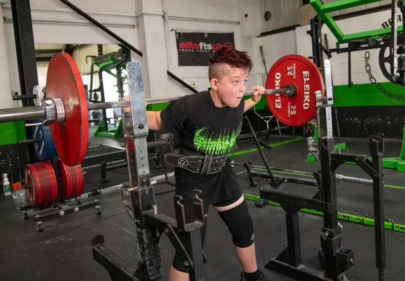 El este cel mai puternic copil de 10 ani din lume. Poate ridica greutatea unui frigider și mănâncă 3.000 calorii pe zi