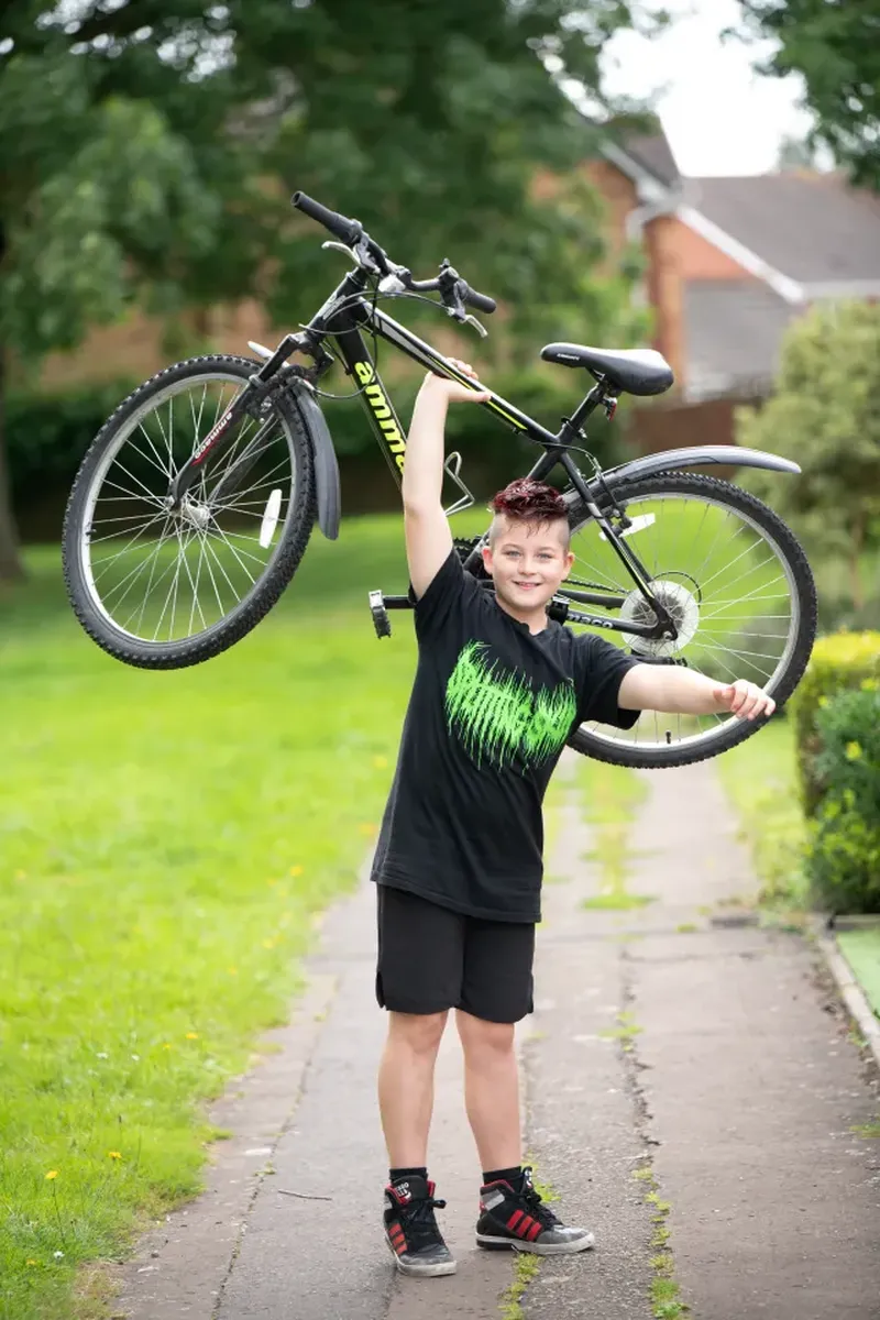 El este cel mai puternic copil de 10 ani din lume. Poate ridica greutatea unui frigider și mănâncă 3.000 calorii pe zi