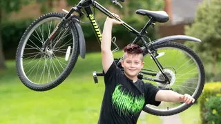 El este cel mai puternic copil de 10 ani din lume. Poate ridica greutatea unui frigider și măn&acirc;ncă 3.000 calorii pe zi