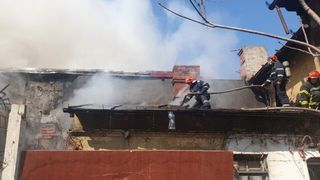 Incendiu l&acirc;ngă Piața Victoriei, &icirc;n București. Pompierii intervin pentru stingerea flăcărilor: &bdquo;Sunt degajări de fum&rdquo;