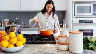 De ce nu este bine să pui m&acirc;ncarea caldă &icirc;n frigider? Multă lume nu știe și face o mare greșeală