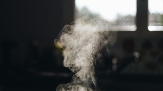 De ce nu este bine să pui m&acirc;ncarea caldă &icirc;n frigider? Multă lume nu știe și face o mare greșeală