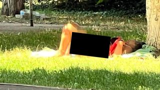 O femeie din Caracal a făcut plajă nud într-un parc din Arad. Ea s-ar fi aflat în tranzit, în căutarea unui loc de muncă