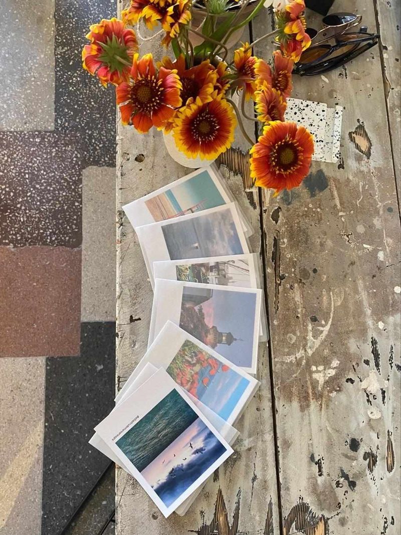 O carte poștală costă 12 RON.