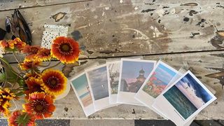 O carte poștală costă 12 RON.