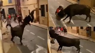Momente de coșmar chiar în plină stradă! Un taur furios a atacat un tânăr de 19 ani. L-a agățat cu coarnele și l-a aruncat ca pe o păpușă de cârpă