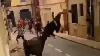 Momente de coșmar chiar &icirc;n plină stradă! Un taur furios a atacat un t&acirc;năr de 19 ani. L-a agățat cu coarnele și l-a aruncat ca pe o păpușă de c&acirc;rpă