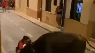 Momente de coșmar chiar &icirc;n plină stradă! Un taur furios a atacat un t&acirc;năr de 19 ani. L-a agățat cu coarnele și l-a aruncat ca pe o păpușă de c&acirc;rpă