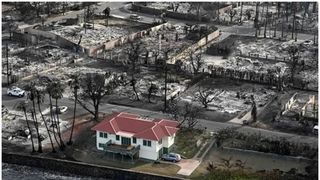 Miraculos! Casa rămasă neatinsă de incendiul devastator din Hawaii, deși totul în jur a ars până la temelii