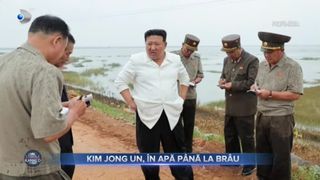 VIDEO- Kim Jong UN, în apă până la brâu. Liderul încearcă să redreseze, personal, catastrofele produse de inundații