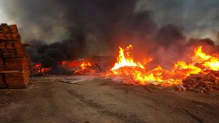 Incendiu puternic în Mureș la un depozit de carburant şi material lemnos. Trei victime au suferit arsuri și o persoană a decedat