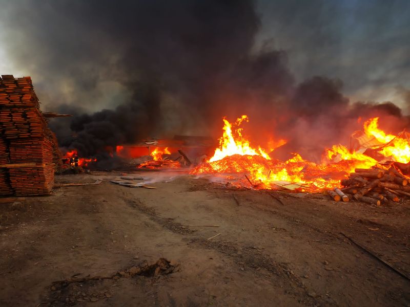 Incendiu puternic în Mureș la un depozit de carburant şi material lemnos. Trei victime au suferit arsuri și o persoană a decedat