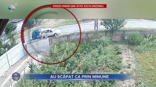 VIDEO- Au scăpat ca prin minune. Puteau fi izbiți de un autoturism. Norocul a făcut ca pasagerii să se afle în laterala mașinii