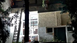 Medicii au stabilit că mama care și-a aruncat copiii de la fereastră, &icirc;n Botoșani, a avut discernăm&acirc;nt la momentul faptei. A fost reținută pentru 24 de ore