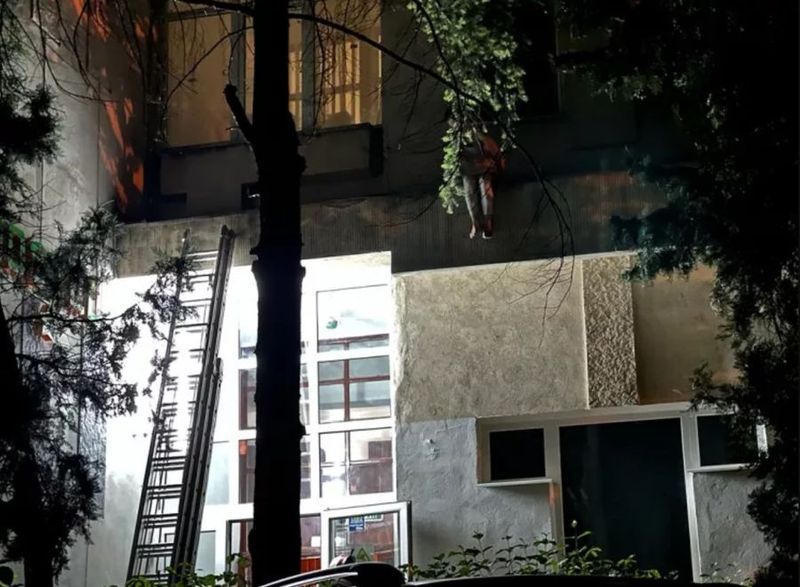 Medicii au stabilit că mama care și-a aruncat copiii de la fereastră, în Botoșani, a avut discernământ la momentul faptei. A fost reținută pentru 24 de ore