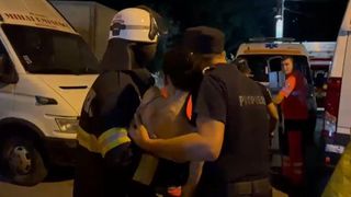 Medicii au stabilit că mama care și-a aruncat copiii de la fereastră, &icirc;n Botoșani, a avut discernăm&acirc;nt la momentul faptei. A fost reținută pentru 24 de ore