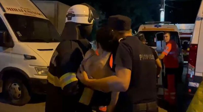 Medicii au stabilit că mama care și-a aruncat copiii de la fereastră, în Botoșani, a avut discernământ la momentul faptei. A fost reținută pentru 24 de ore